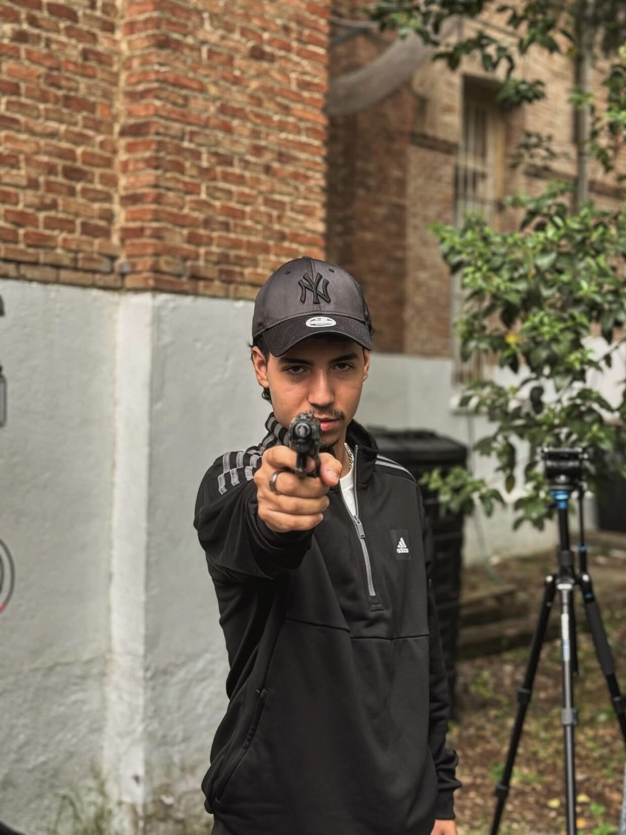 Chris Alvedoy Cortoemetraje 5 minutos pistola cine A