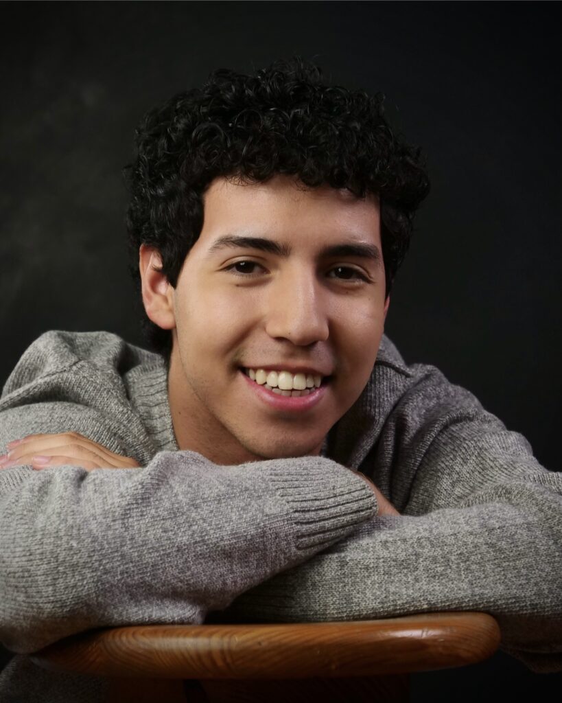 chris alvedoy primer plano sonrisa actor