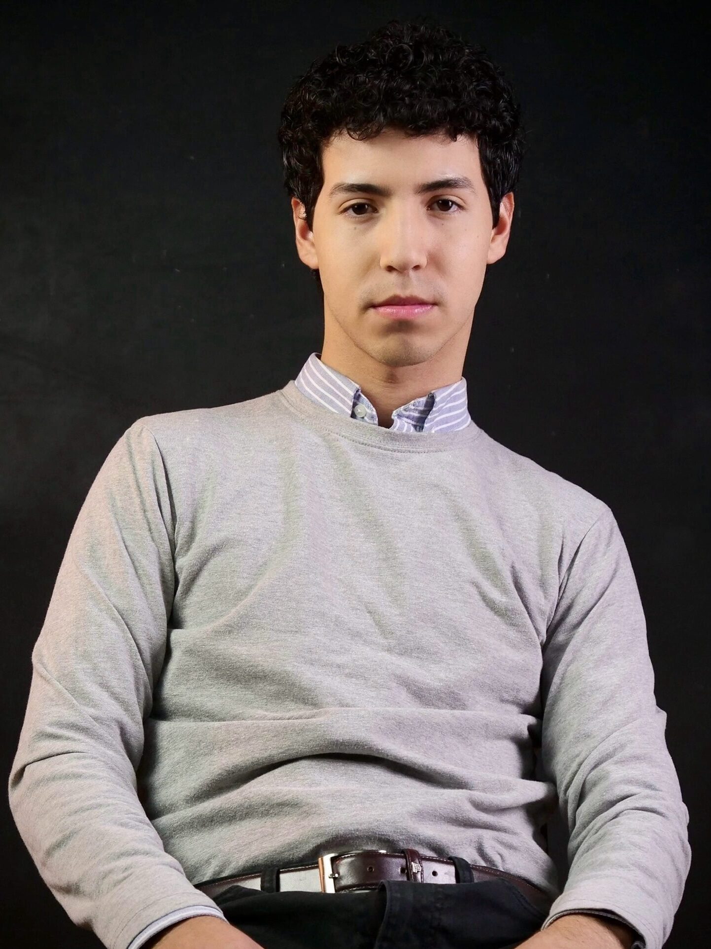 Chris Alvedoy Foto plano americano pijo serio actor
