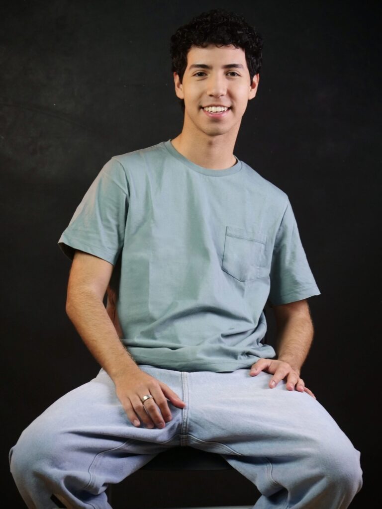 Chris Alvedoy Plano Americano sonriendo Actor