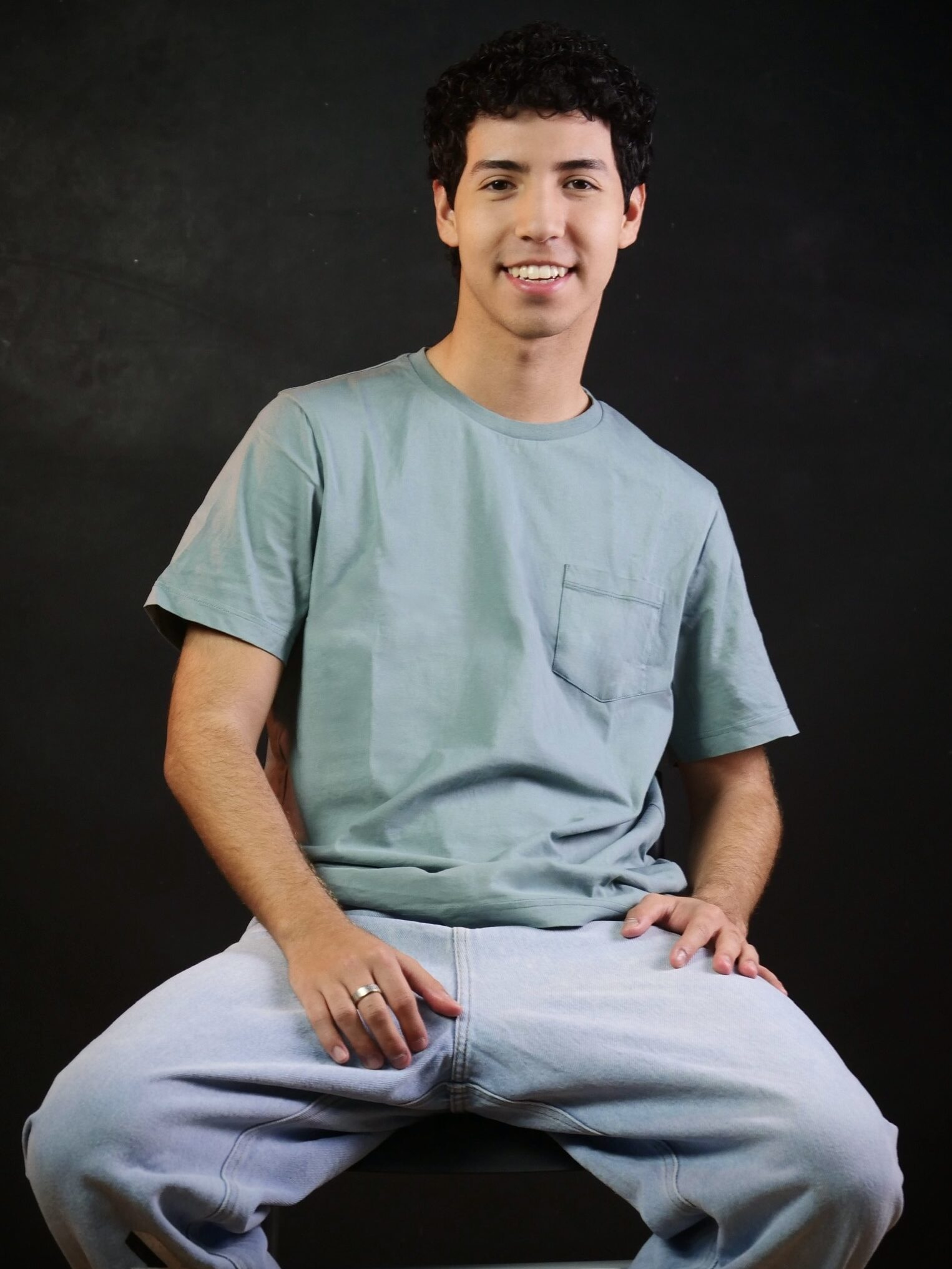 Chris Alvedoy Plano Americano sonriendo Actor