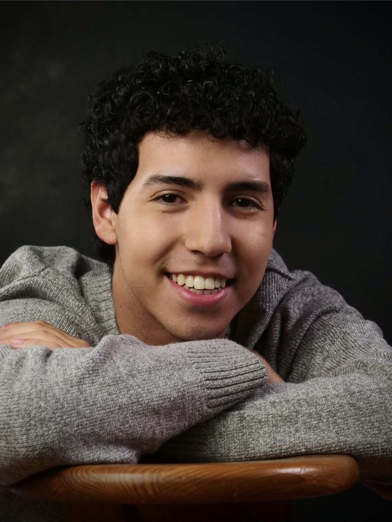 chris alvedoy primer plano sonrisa actor