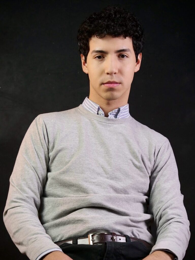 Chris Alvedoy Foto plano americano pijo serio actor